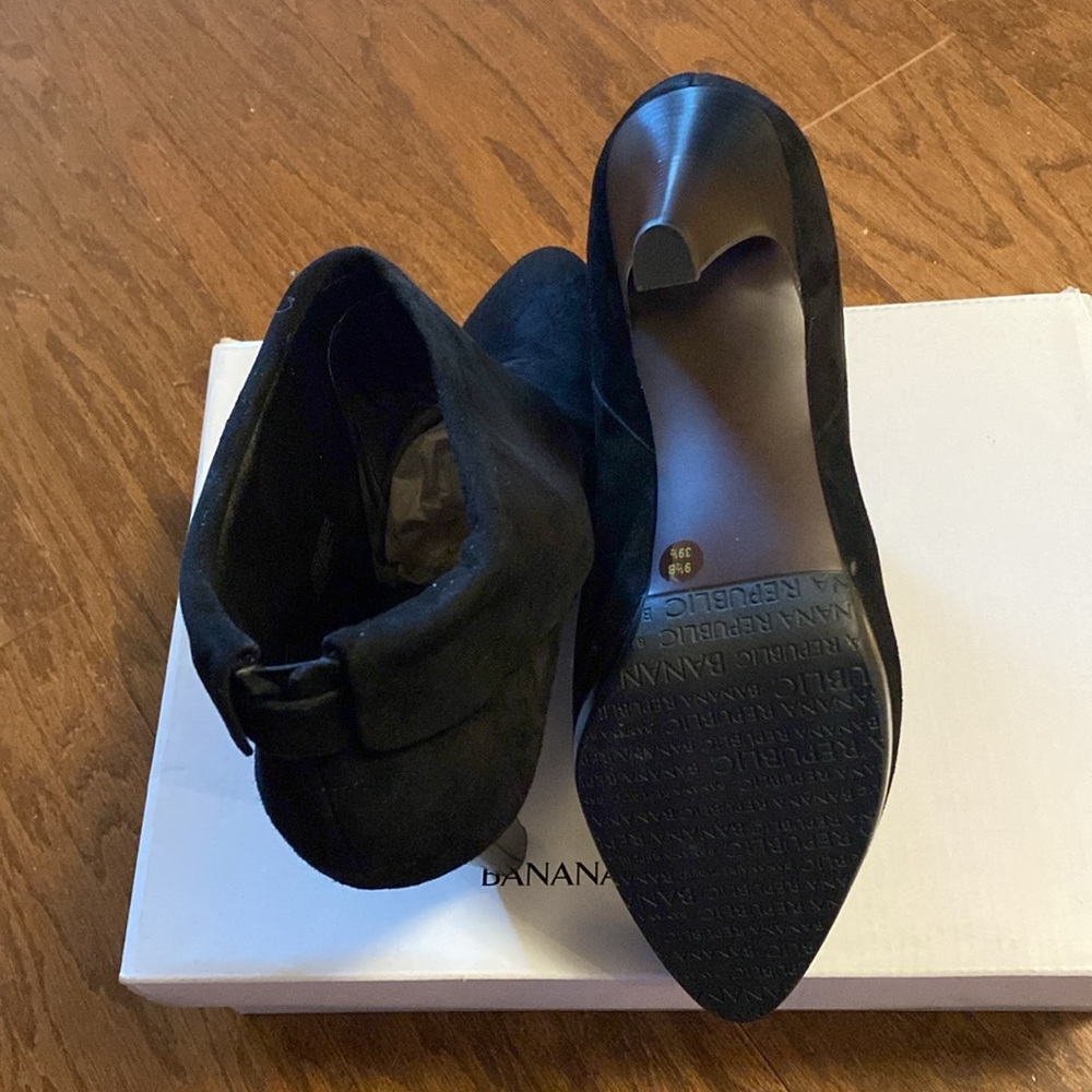 NIB Banana Republic Black Suede Booties, Size 9.5, 4” heels, beautiful shoes - Picture 6 of 8